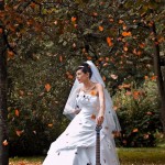 Невеста с гитарой в осеннем парке